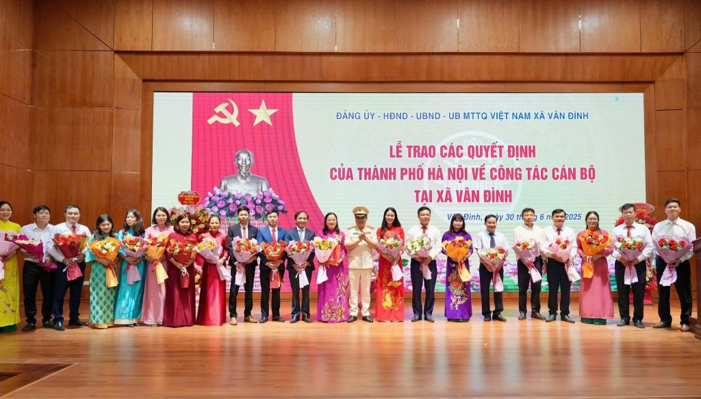 Xã Vân Đình công bố các Quyết định về công tác cán bộ