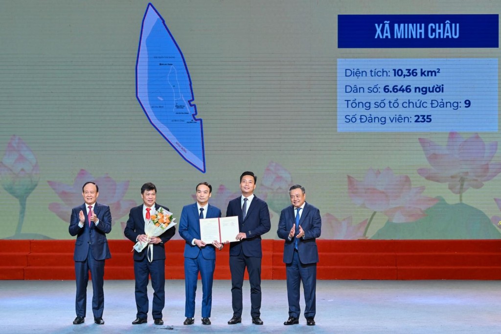 Ủy viên Trung ương Đảng, Chủ tịch UBND thành phố Hà Nội Trần Sỹ Thanh và Phó Bí thư Thành ủy, Chủ tịch HĐND thành phố Nguyễn Ngọc Tuấn trao Quyết định, tặng hoa chúc mừng các đồng chí lãnh đạo xã