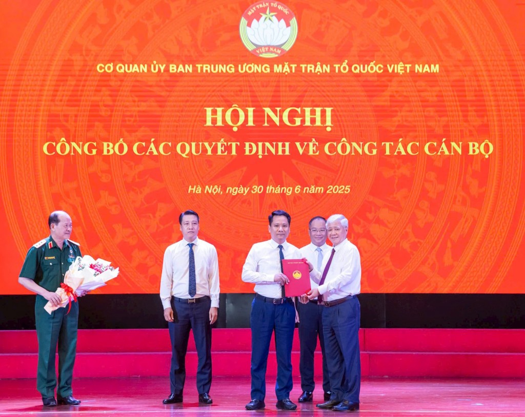 Ủy viên Bộ Chính trị, Bí thư Trung ương Đảng, Bí thư Đảng ủy MTTQ, các đoàn thể Trung ương, Chủ tịch Ủy ban Trung ương MTTQ Việt Nam Đỗ Văn Chiến trao quyết định bổ nhiệm nhà báo Trương Thành Trung, Uỷ viên Uỷ ban Trung ương MTTQ Việt Nam giữ chức vụ Tổng Biên tập báo Đại đoàn kết theo mô hình mới của MTTQ Việt Nam. Ảnh: Quang Vinh.
