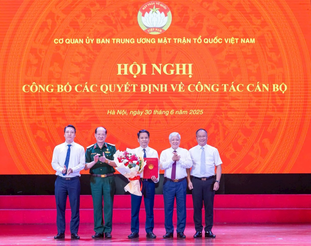 Ủy viên Bộ Chính trị, Bí thư Trung ương Đảng, Bí thư Đảng ủy MTTQ, các đoàn thể Trung ương, Chủ tịch Ủy ban Trung ương MTTQ Việt Nam Đỗ Văn Chiến; ông Bế Xuân Trường, Chủ tịch Hội Cựu chiến binh Việt Nam, Phó Thủ trưởng cơ quan UBTƯ MTTQ Việt Nam tặng hoa chúc mừng Ban Biên tập báo Đại đoàn kết.