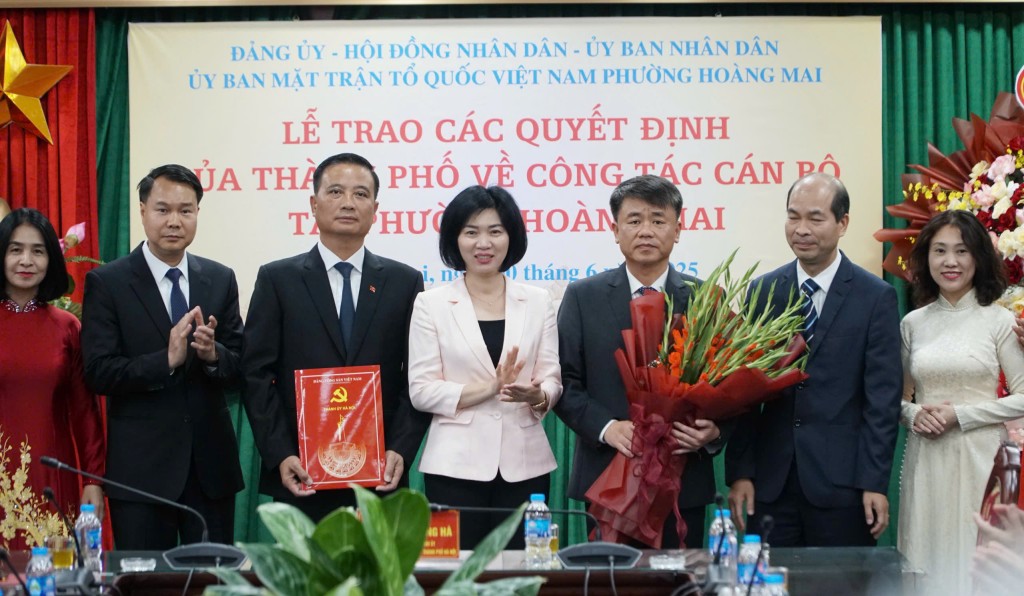 Lãnh đạo HĐND TP.Hà Nội trao quyết định nhân sự tại phường Hoàng Mai
