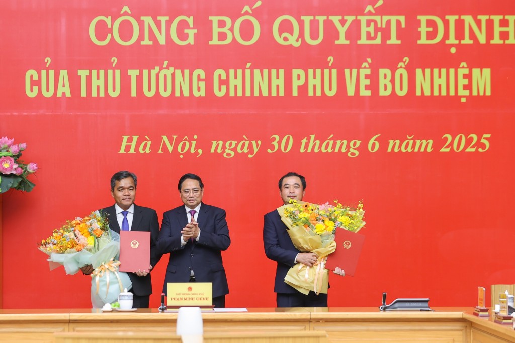 Thủ tướng Phạm Minh Chính trao các quyết định điều động và bổ nhiệm đồng chí Trần Đức Thắng giữ chức Phó Tổng Thanh tra Thường trực Thanh tra Chính phủ; đồng chí Hồ Văn Niên giữ chức Thứ trưởng Thường trực Bộ Dân tộc và Tôn giáo - Ảnh: VGP/Nhật Bắc Thủ tướng Phạm Minh Chính trao các quyết định điều động và bổ nhiệm đồng chí Trần Đức Thắng giữ chức Phó Tổng Thanh tra Thường trực Thanh tra Chính phủ; đồng chí Hồ Văn Niên giữ chức Thứ trưởng Thường trực Bộ Dân tộc và Tôn giáo - Ảnh: VGP/Nhật Bắc