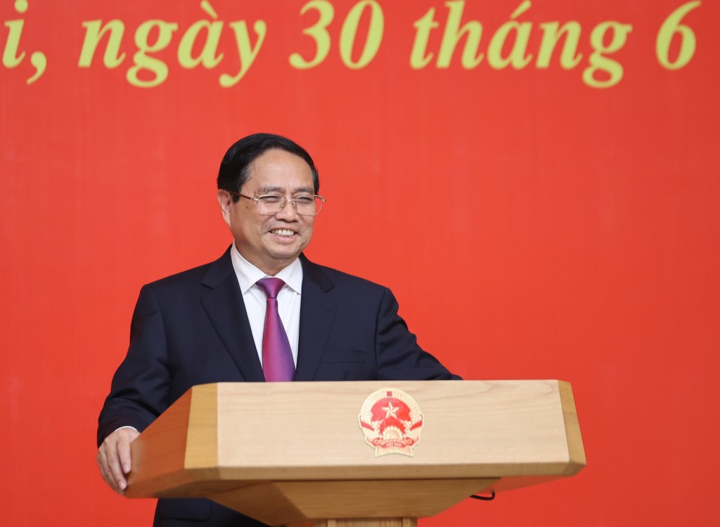 Thủ tướng Phạm Minh Chính đánh giá cao hai đồng chí đã có nhiều đóng góp cho đảng bộ, chính quyền, nhân dân tỉnh Hải Dương và Gia Lai - Ảnh: VGP/Nhật Bắc Thủ tướng Phạm Minh Chính đánh giá cao hai đồng chí đã có nhiều đóng góp cho đảng bộ, chính quyền, nhân dân tỉnh Hải Dương và Gia Lai - Ảnh: VGP/Nhật Bắc