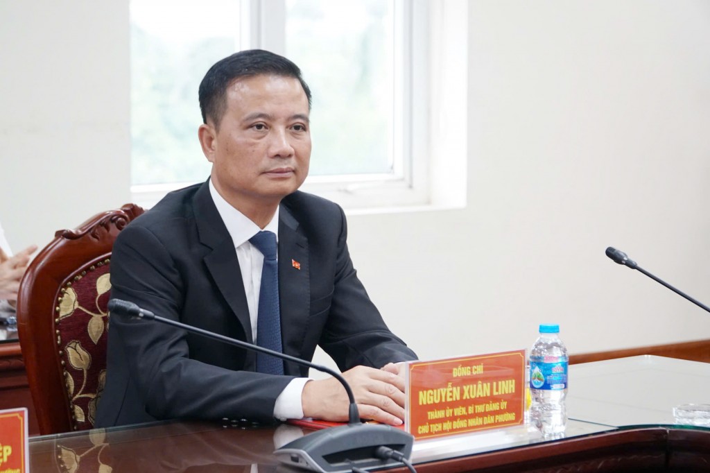 Lãnh đạo HĐND TP.Hà Nội trao quyết định nhân sự tại phường Hoàng Mai