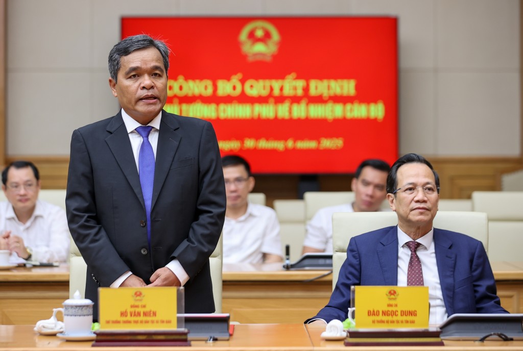 Đồng chí Hồ Văn Niên phát biểu nhận nhiệm vụ - Ảnh: VGP/Nhật Bắc Đồng chí Hồ Văn Niên phát biểu nhận nhiệm vụ - Ảnh: VGP/Nhật Bắc