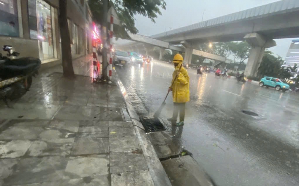 Công nhân thoát nước căng mình điều tiết chống úng cho Hà Nội Công nhân thoát nước căng mình điều tiết chống úng cho Hà Nội
