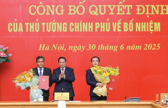 Thủ tướng trao quyết định bổ nhiệm 2 cán bộ cấp Thứ trưởng