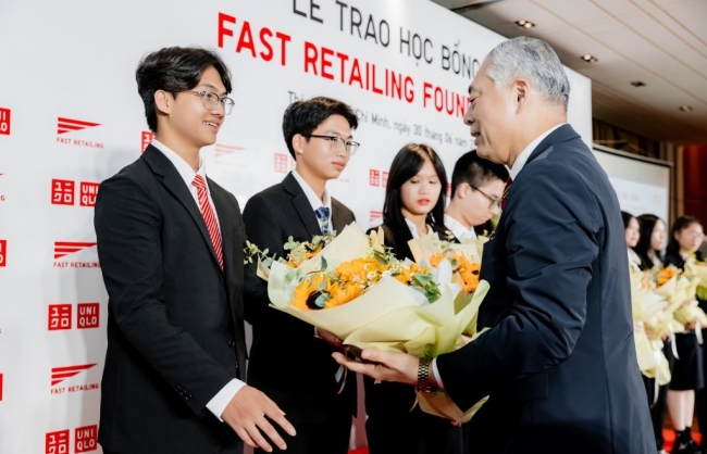 Fast Retailing trao tặng học bổng năm thứ ba liên tiếp dành cho học sinh Việt Nam