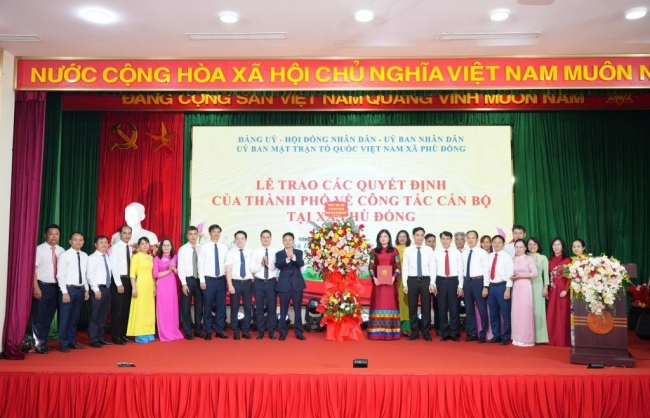 Phó Chủ tịch HĐND thành phố Phạm Quí Tiên trao các quyết định tại xã Phù Đổng