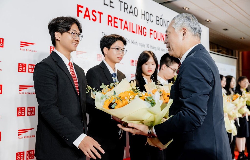 Fast Retailing trao tặng học bổng năm thứ ba liên tiếp dành cho học sinh Việt Nam