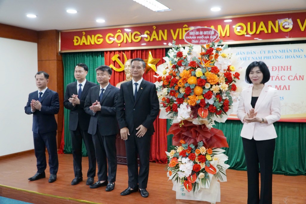 Lãnh đạo HĐND TP.Hà Nội trao quyết định nhân sự tại phường Hoàng Mai