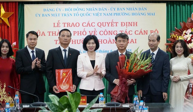 Lãnh đạo HĐND TP.Hà Nội trao quyết định nhân sự tại phường Hoàng Mai