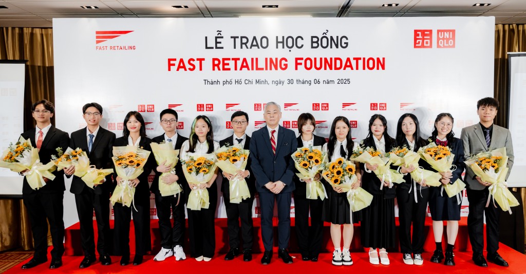Trong năm nay, sau quá trình xem xét hồ sơ và các vòng phỏng vấn, hội đồng tuyển sinh đã lựa chọn ra 12 em học sinh ưu tú đến từ 11 trường THPT trên khắp cả nước để trao học bổng(1)