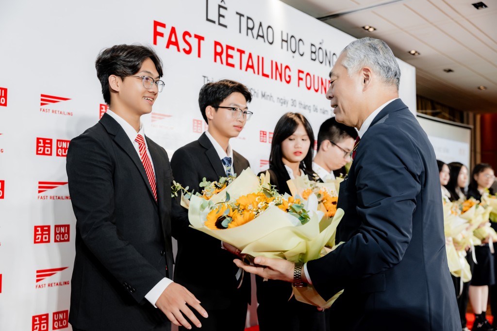 Fast Retailing trao tặng học bổng năm thứ ba liên tiếp dành cho học sinh Việt Nam