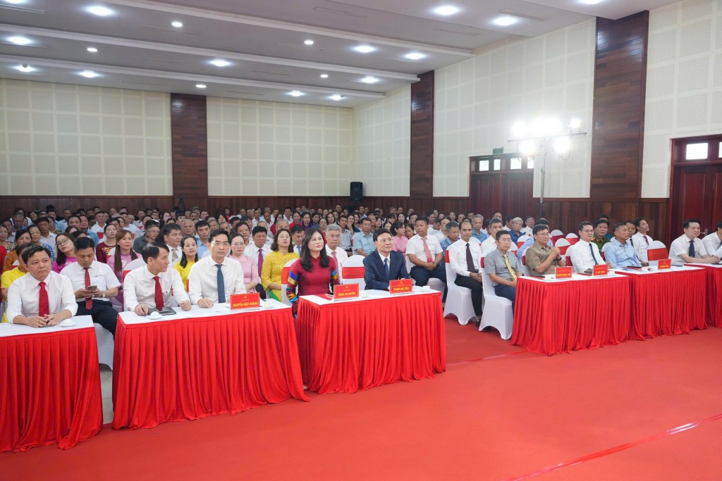 Phó Chủ tịch HĐND thành phố Phạm Quí Tiên trao các quyết định tại xã Phù Đổng