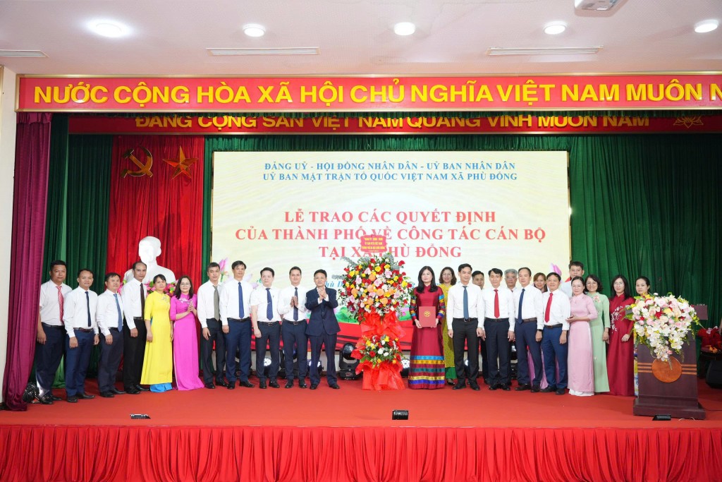 Phó Chủ tịch HĐND thành phố Phạm Quí Tiên trao các quyết định tại xã Phù Đổng