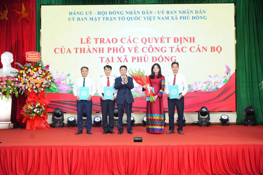 Phó Chủ tịch HĐND thành phố Phạm Quí Tiên trao các quyết định tại xã Phù Đổng