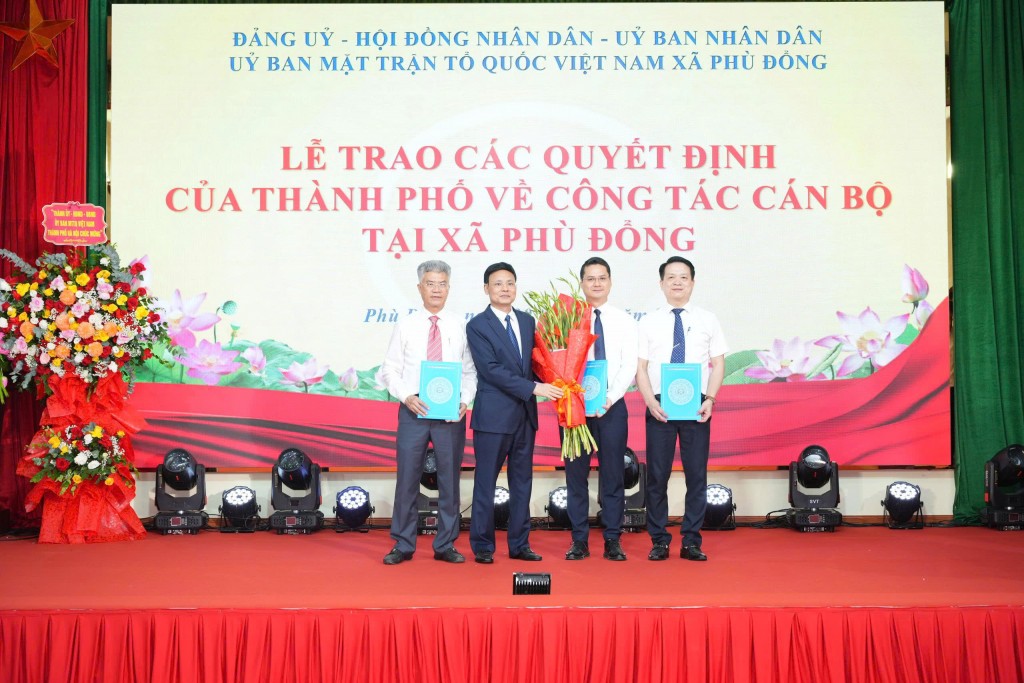 Phó Chủ tịch HĐND thành phố Phạm Quí Tiên trao các quyết định tại xã Phù Đổng