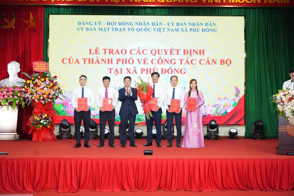 Phó Chủ tịch HĐND thành phố Phạm Quí Tiên trao các quyết định tại xã Phù Đổng