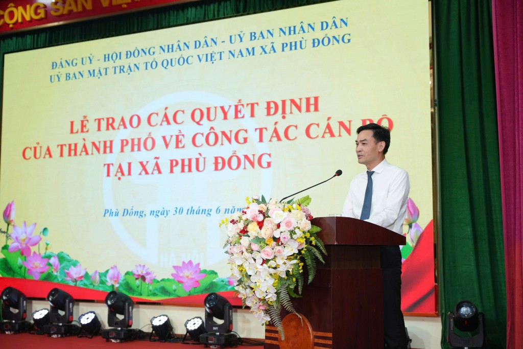Phó Chủ tịch HĐND thành phố Phạm Quí Tiên trao các quyết định tại xã Phù Đổng