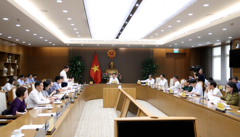 Phó Thủ tướng Lê Thành Long chủ trì cuộc họp góp ý dự thảo Nghị quyết của Bộ Chính trị về hiện đại hóa, đột phá phát triển giáo dục và đào tạo - Ảnh: VGP/Đức Tuân