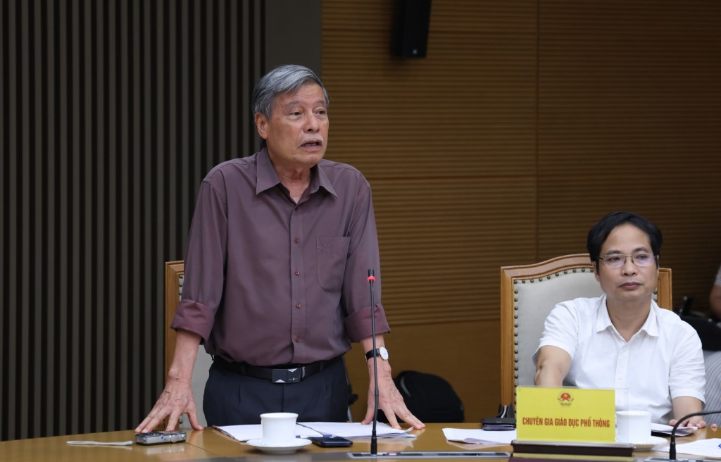 PGS.TS. Đặng Quốc Thống, Chủ tịch Hội đồng Quản trị Trường THCS & THPT Đoàn Thị Điểm phát biểu tại cuộc họp - Ảnh: VGP/Đức Tuân