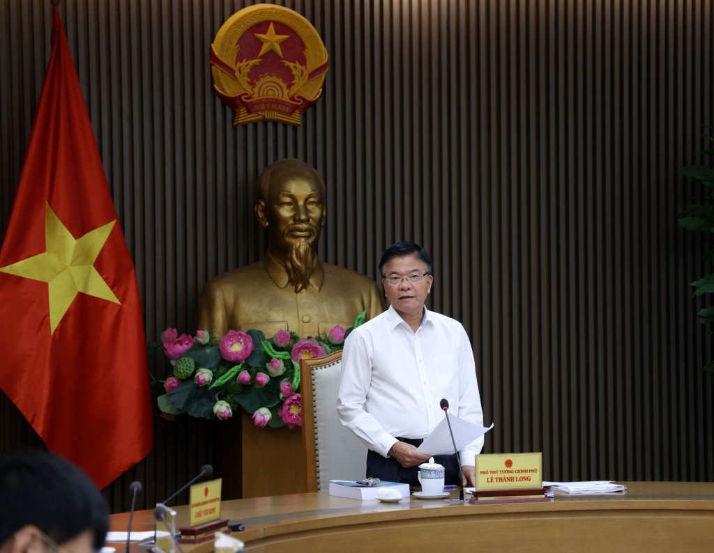 Phó Thủ tướng Lê Thành Long đề nghị nghiên cứu kỹ thêm nội dung về đa dạng hóa các nguồn đầu tư cho giáo dục, bên cạnh đầu tư của Nhà nước - Ảnh: VGP/Đức Tuân