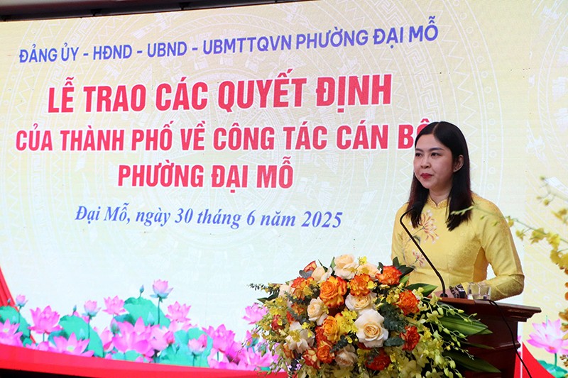 Đồng chí Nguyễn Thị Hoài Thu – Phó Bí thư Thường trực Đảng uỷ phường Đại Mỗ công bố các Nghị quyết, quyết định của Thành uỷ, HĐND và UBMTTQ TP Hà Nội