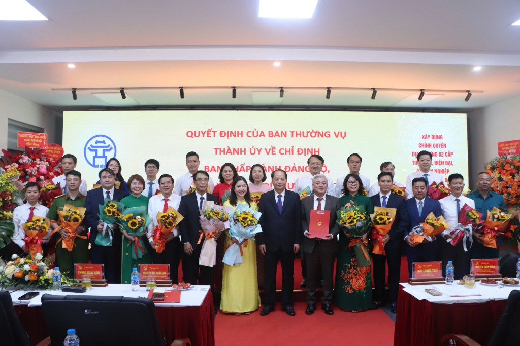 Đồng chí Nguyễn Doãn Toản - Ủy viên Ban Thường vụ Thành ủy, Trưởng Ban Tuyên giáo và Dân vận Thành ủy trao các quyết định thành lập Đảng bộ và chỉ định các đồng chí Bi thư, Phó Bí thư Đảng uỷ phường Đại Mỗ