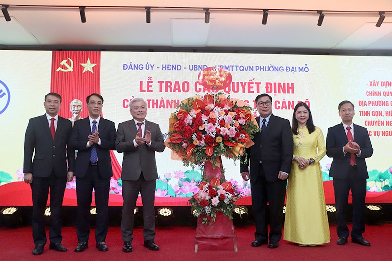 Các đồng chí lãnh đạo Đảng uỷ phường Từ Liêm tặng hoa chúc mừng Đảng uỷ phường Đại Mỗ