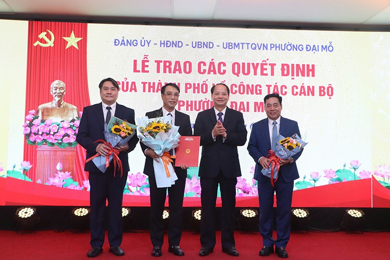 Đồng chí Nguyễn Doãn Toản - Ủy viên Ban Thường vụ Thành ủy, Trưởng Ban Tuyên giáo và Dân vận Thành ủy trao nghị quyết và các quyết định chỉ định Chủ tịch và Phó Chủ tịch UBND phường Đại Mỗ