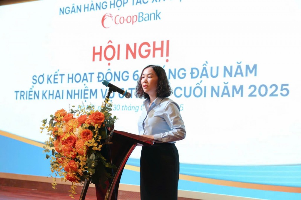 Bà Phạm Thị Kim Oanh, Phó Giám đốc phụ trách Ban Pháp chế và Kiểm soát tuân thủ trình bày báo cáo tại Hội nghị