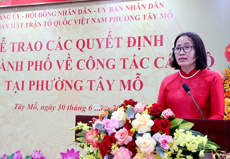 Đồng chí Hoàng Thị Thuý Hằng - Bí thư Đảng ủy, Chủ tịch HĐND phường Tây Mỗ phát biểu tại lễ công bố các quyết định
