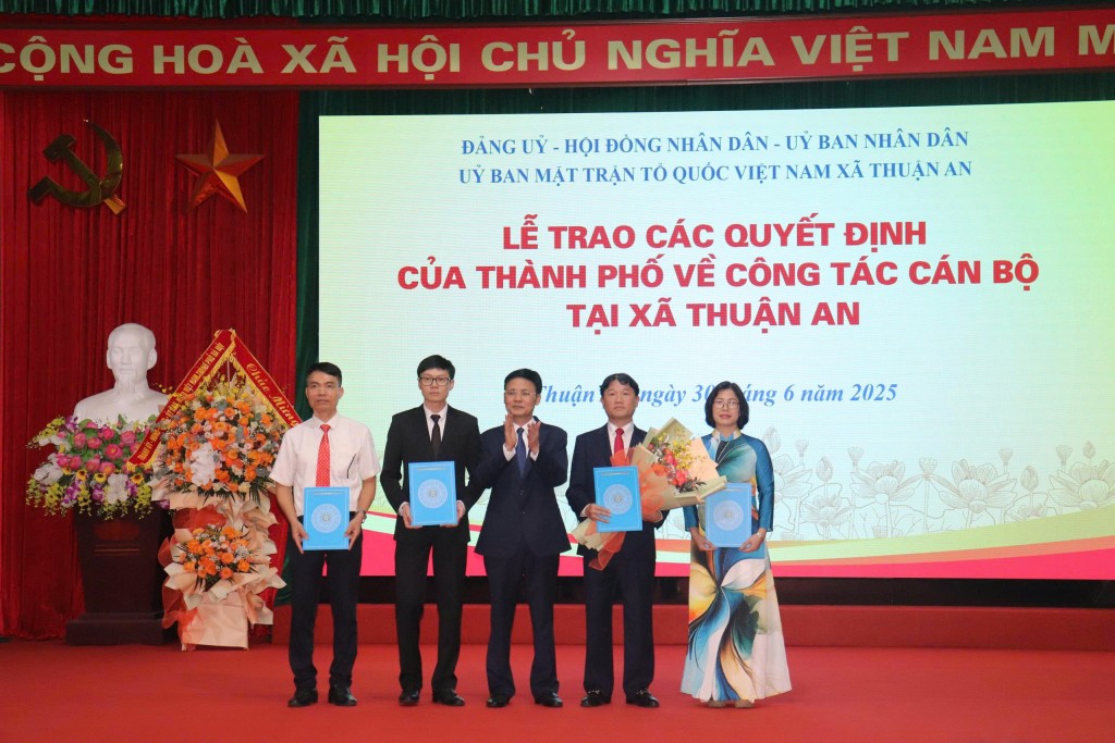 Công bố quyết định nhân sự chủ chốt tại xã Thuận An