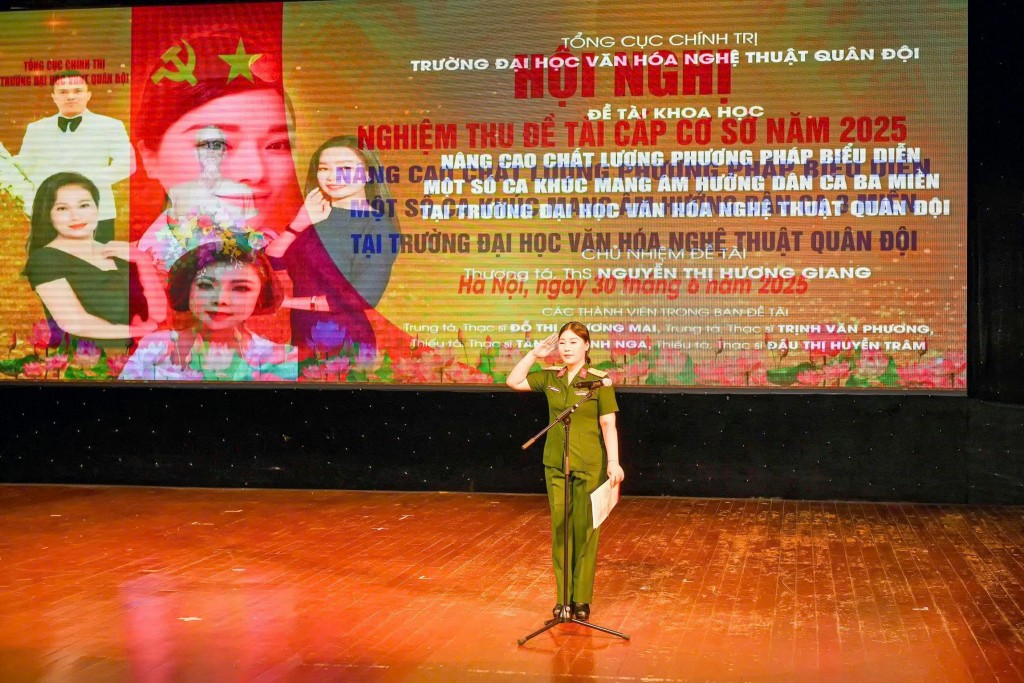 Hội nghị, Thượng tá, Thạc sĩ, NSƯT Nguyễn Thị Hương Giang báo cáo về đề tài