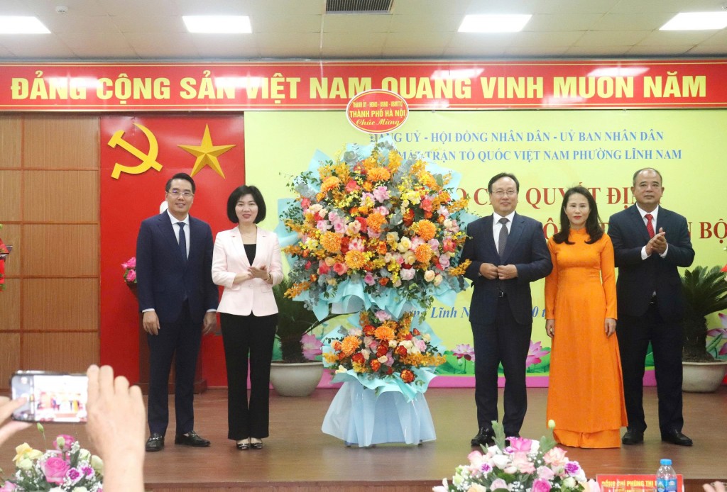 Trao các quyết định về tổ chức bộ máy, nhân sự phường Lĩnh Nam