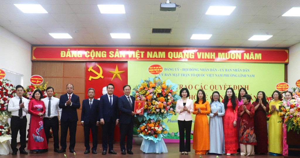 Trao các quyết định về tổ chức bộ máy, nhân sự phường Lĩnh Nam