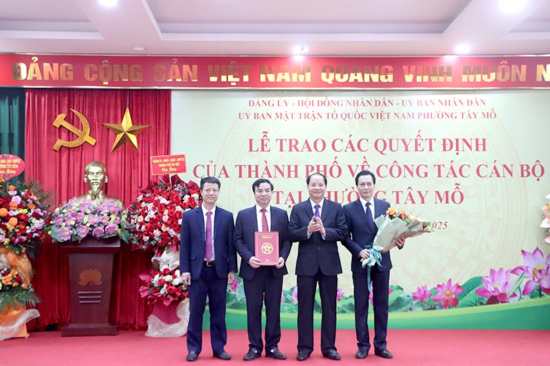 Đồng chí Nguyễn Doãn Toản - Ủy viên Ban Thường vụ, Trưởng ban Tuyên giáo và Dân vận Thành ủy Hà Nội trao các quyết định thành lập Đảng bộ phường Tây Mỗ và các quyết định nhân sự quan trọng
