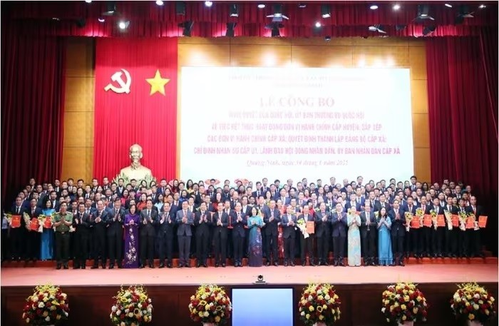 Lãnh đạo Trung ương, lãnh đạo tỉnh, lãnh đạo 54 xã, phường, đặc khu tỉnh Quảng Ninh chụp ảnh lưu niệm.