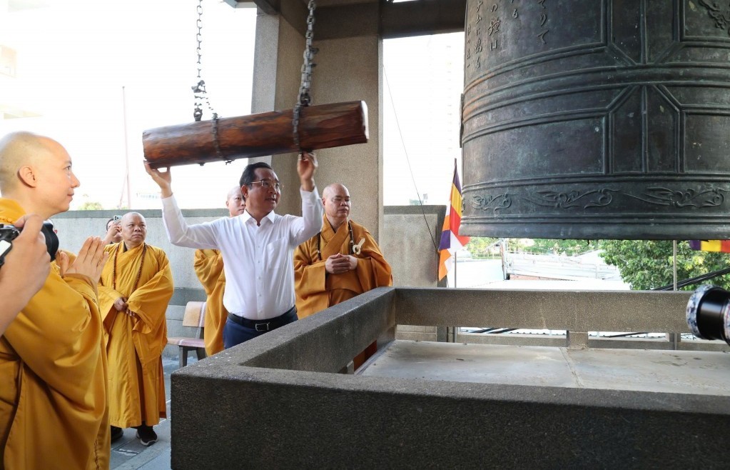 Người dân đến chùa nghe 3 hồi chuông trống bát nhã trong ngày lịch sử
