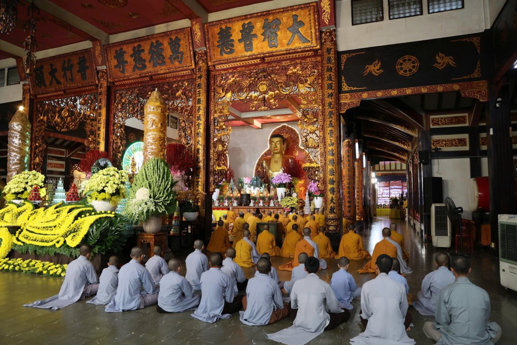 Những vị cao tăng, trụ trì tại các chùa bắt đầu buổi cầu nguyện cầu cho đất nước phát triển, sống trong hòa bình, tiến bộ.