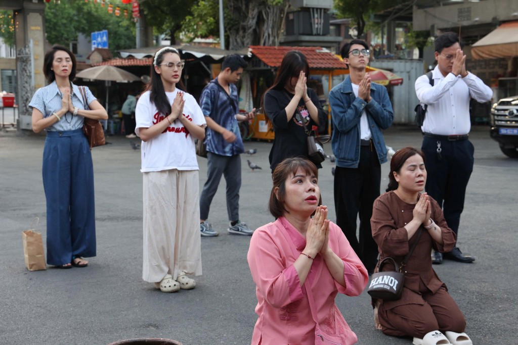 Khoảng 5 giờ 30, không gian bên ngoài chùa Vĩnh Nghiêm đã có người dân đến chờ nghe tiếng chuông bát nhã