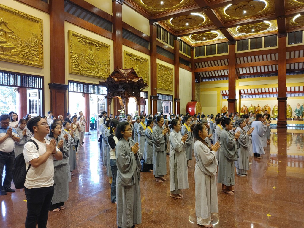 Khoảng 5 giờ 30, không gian bên ngoài chùa Vĩnh Nghiêm đã có người dân đến chờ nghe tiếng chuông bát nhã.