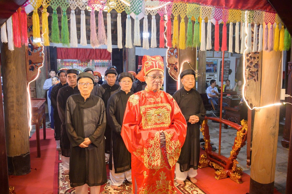 Cụ Nguyễn Thành Ngưỡng (bên phải, áo đen)