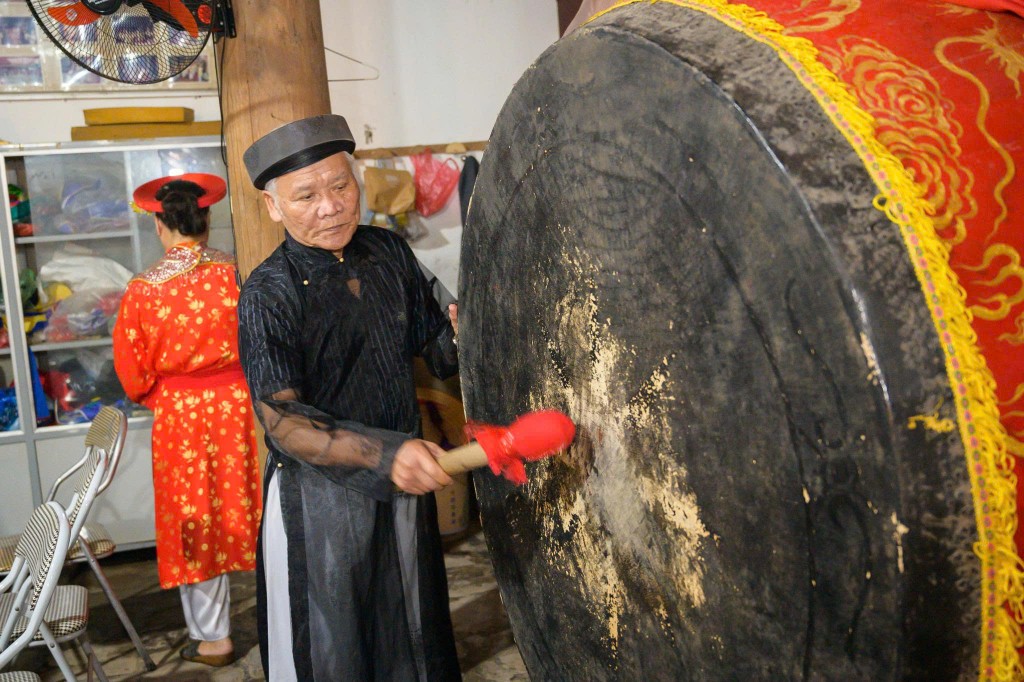 Tiếng trống, chiêng bát nhã gióng lên để người dân báo cáo với Thành hoàng làng về sự chuyển mình mang ý nghĩa lịch sử