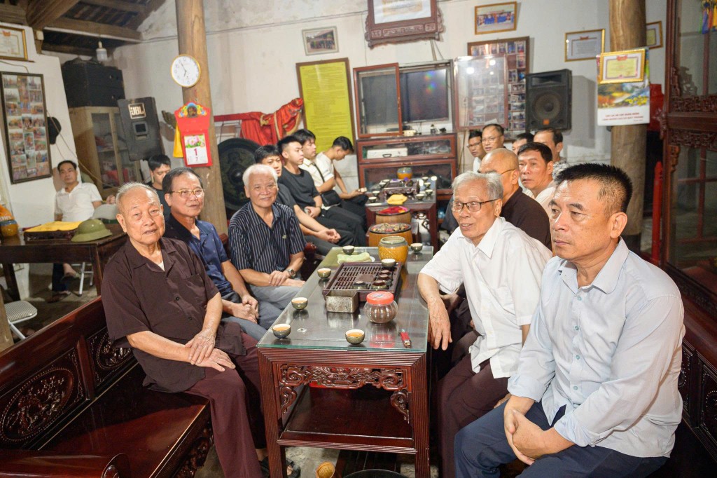 Người dân Giang Cao đều quan tâm và vui mừng với sự kiện lịch sử này