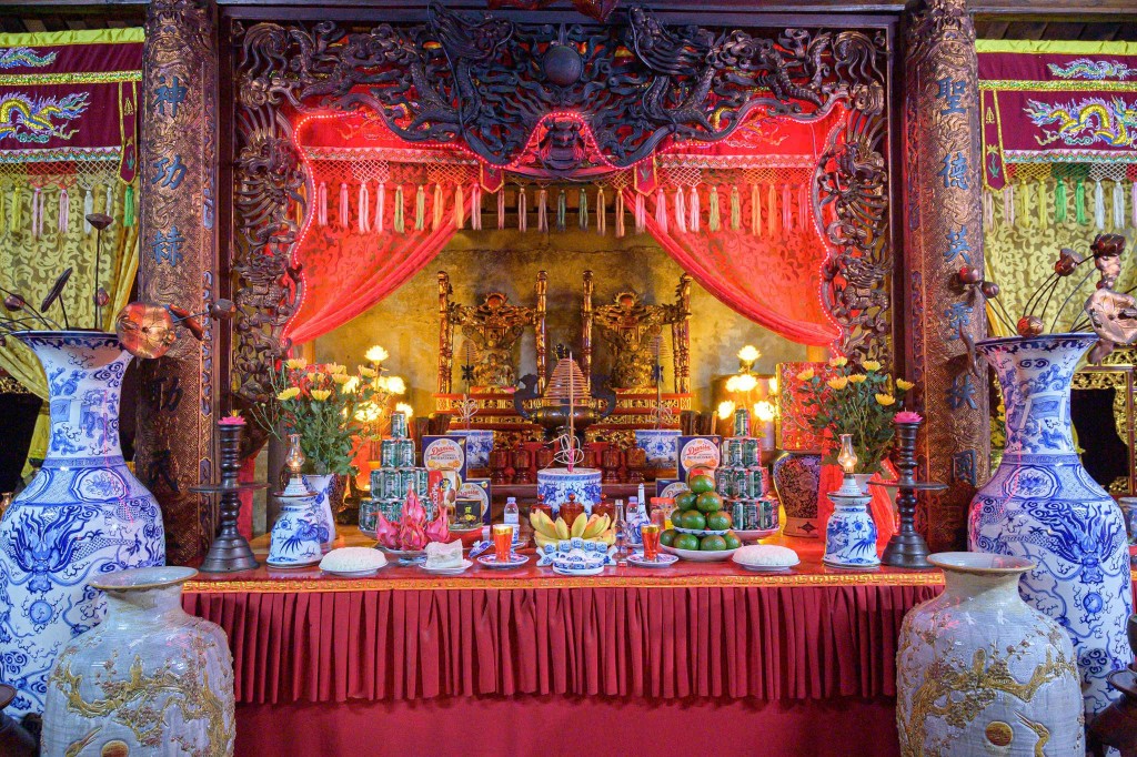 Chốn thờ tự linh thiêng luôn được người dân thành kính bài trí trang trọng