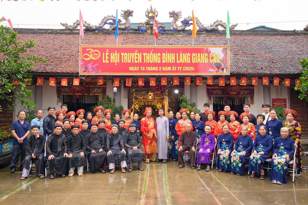 Các cụ cao niên và Nhân dân làng Giang Cao cùng thể hiện niềm hân hoan, phấn khởi mừng bước ngoặt lịch sử của địa phương và đất nước