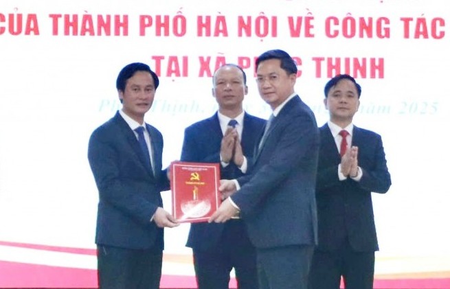 Công bố và trao các quyết định về công tác cán bộ tại xã Đông Anh, Phúc Thịnh, Thiên Lộc