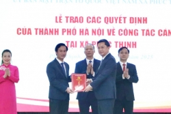 Công bố và trao các quyết định về công tác cán bộ tại xã Đông Anh, Phúc Thịnh, Thiên Lộc